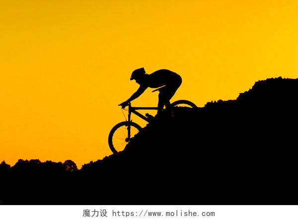 黄色背景一个人山地自行车穿梭在山地间剪影
